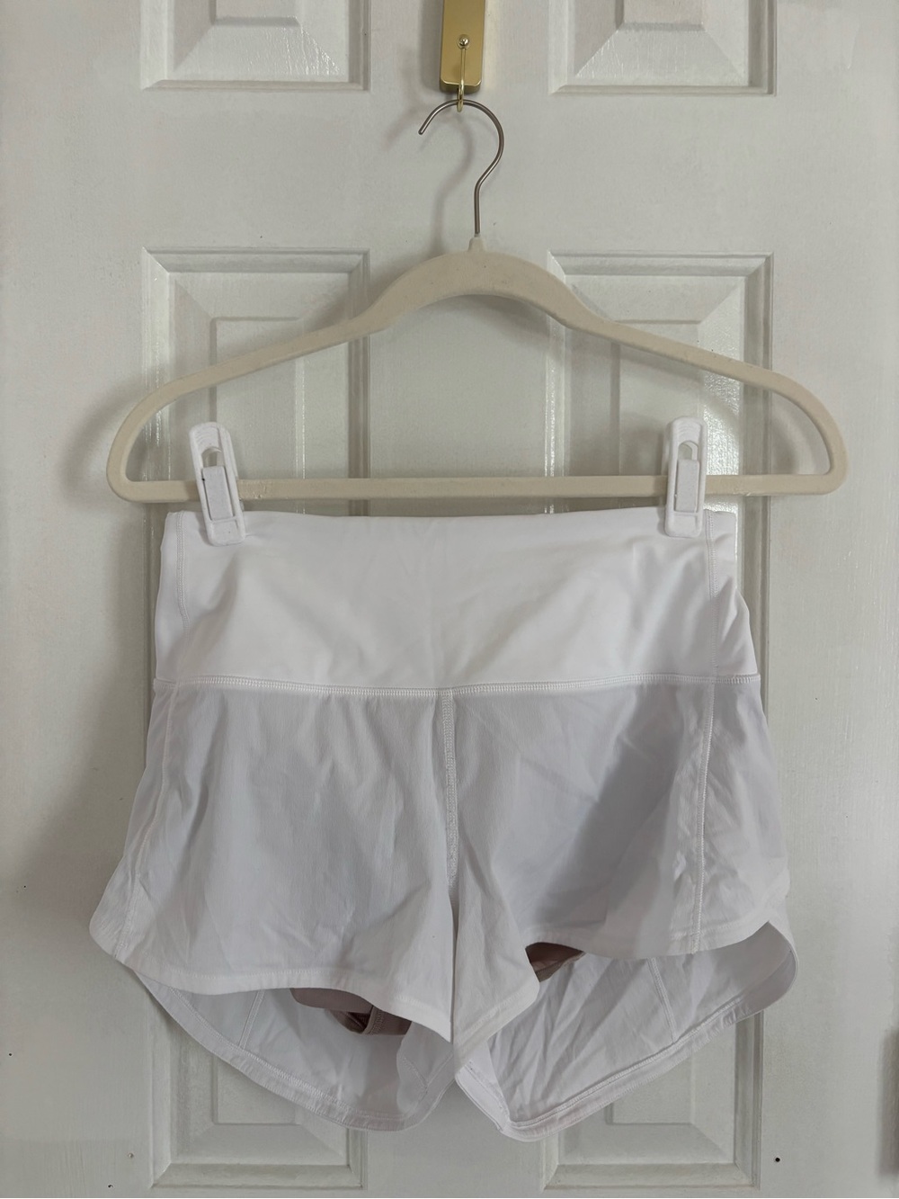 LULULEMON white speed up shorts size 6 2.5” length
